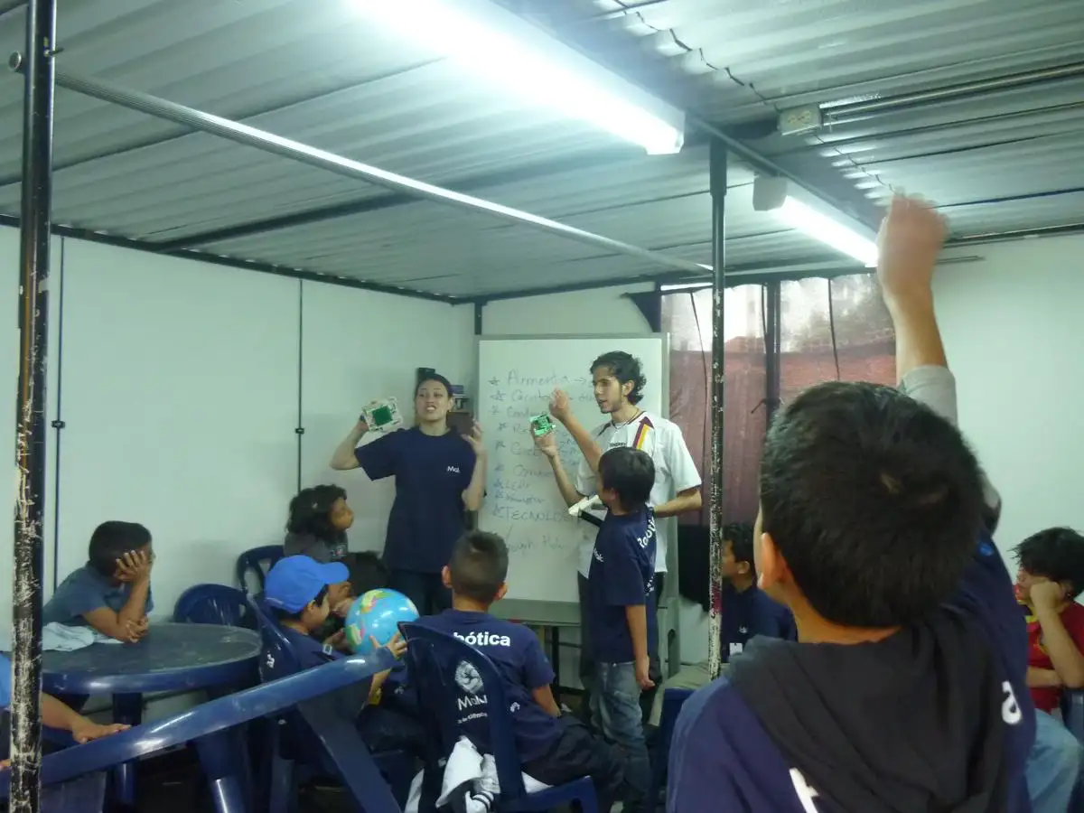 Jaime and Laura showing Chronos to a group of children from the Robotics Club at Maloka