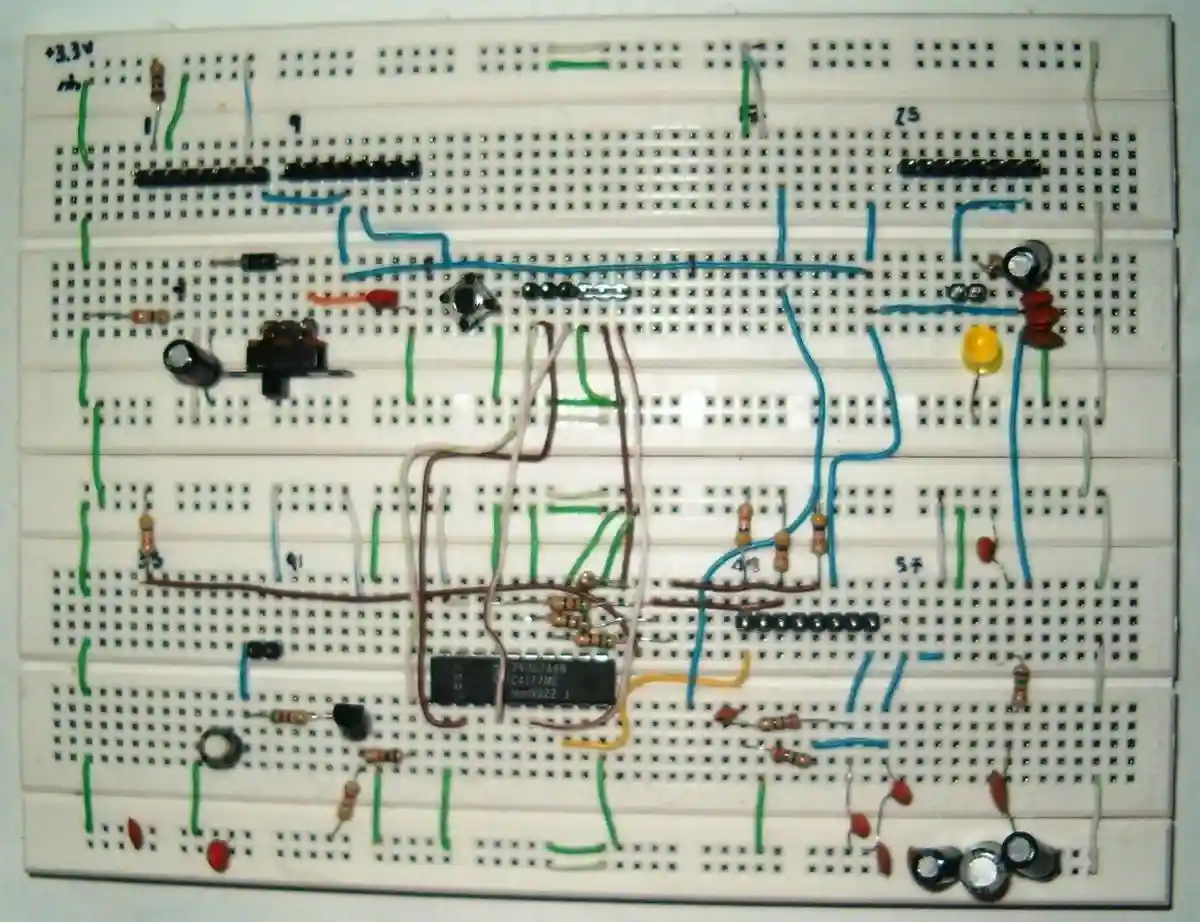 One of the firsts prototypes in breadboard
